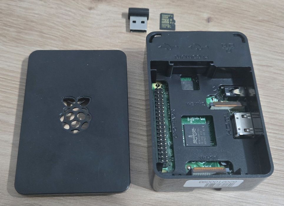 Raspberry Pi 2 v1.1 + Carcasa + Card Memorie + Usb stick