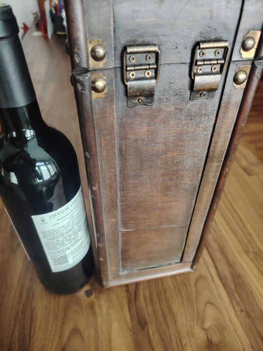 Ретро дървена кутия за бутилка вино или уиски