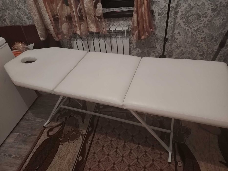 Кушетка  бу очень прочный