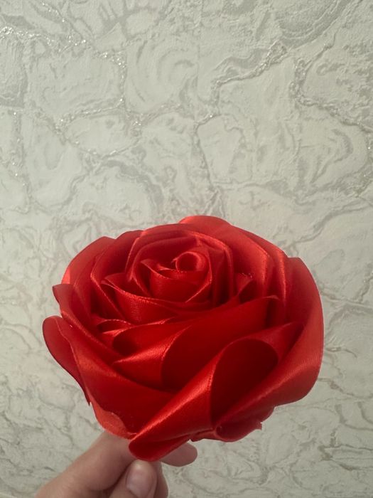 Розы из атласных лент