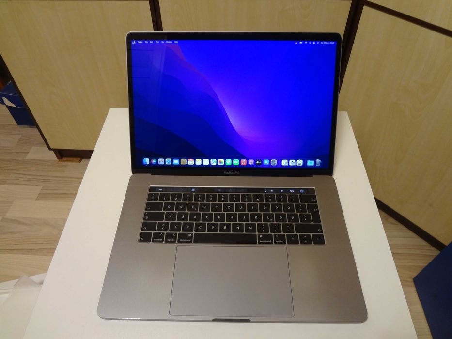 MacBook Pro , i9 , 2019 , A1990 Touch Bar , Cutie Completa .