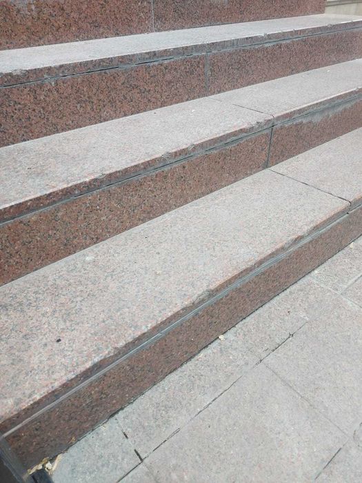 Чистка гранитных ступеней
