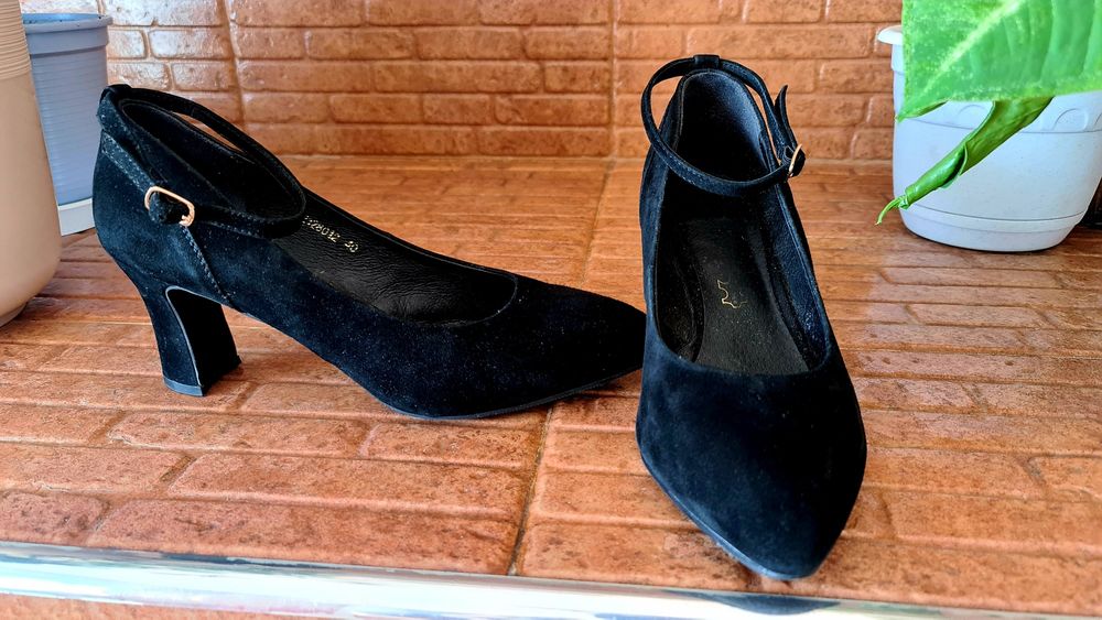 Продаю туфли замш...