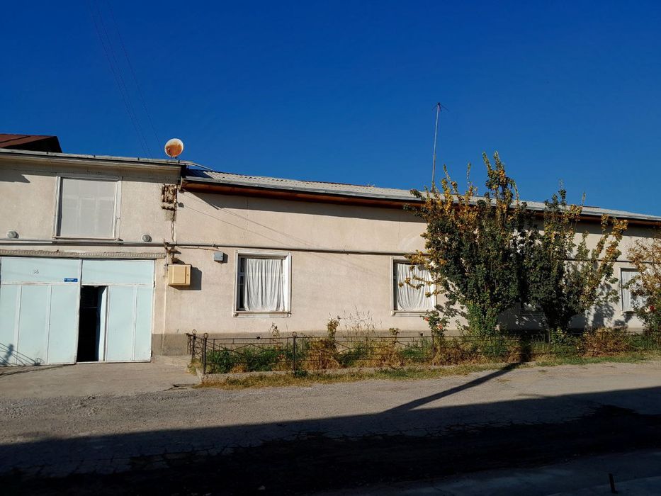 Uy sotiladi 8 sõtix 9 xonali Manzil Nazarbek Turkistonda