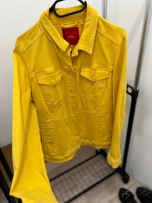 Дънкено яке в жълт цвят.