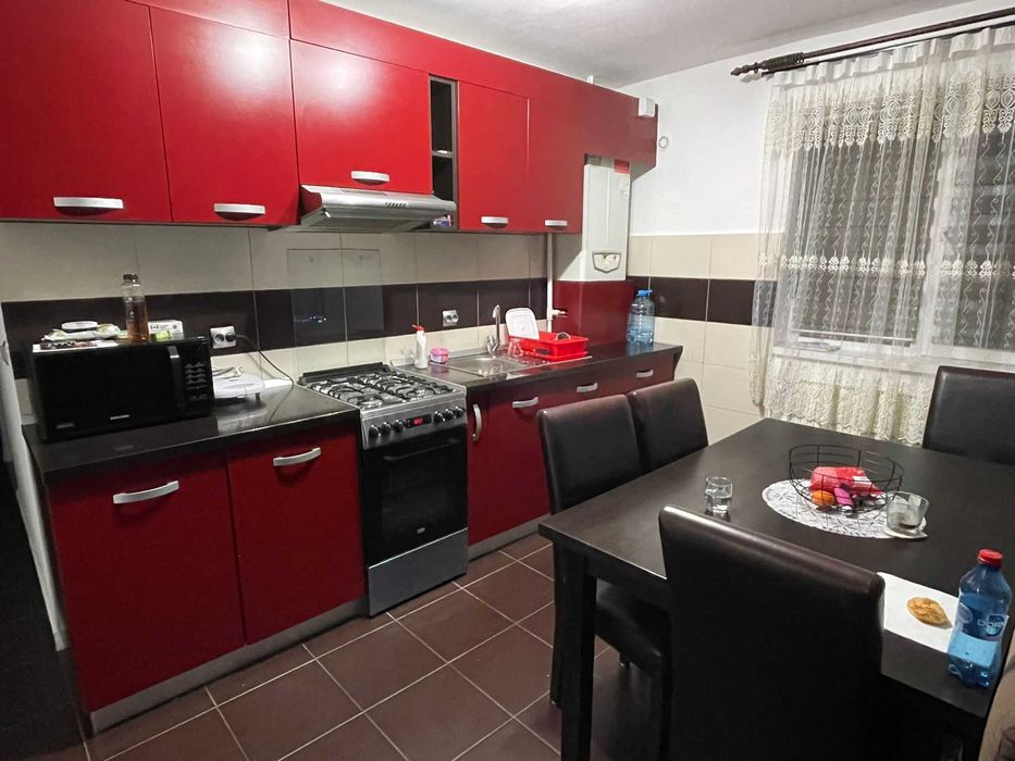 Inchiriez apartament 3 camere , zona Cedonia