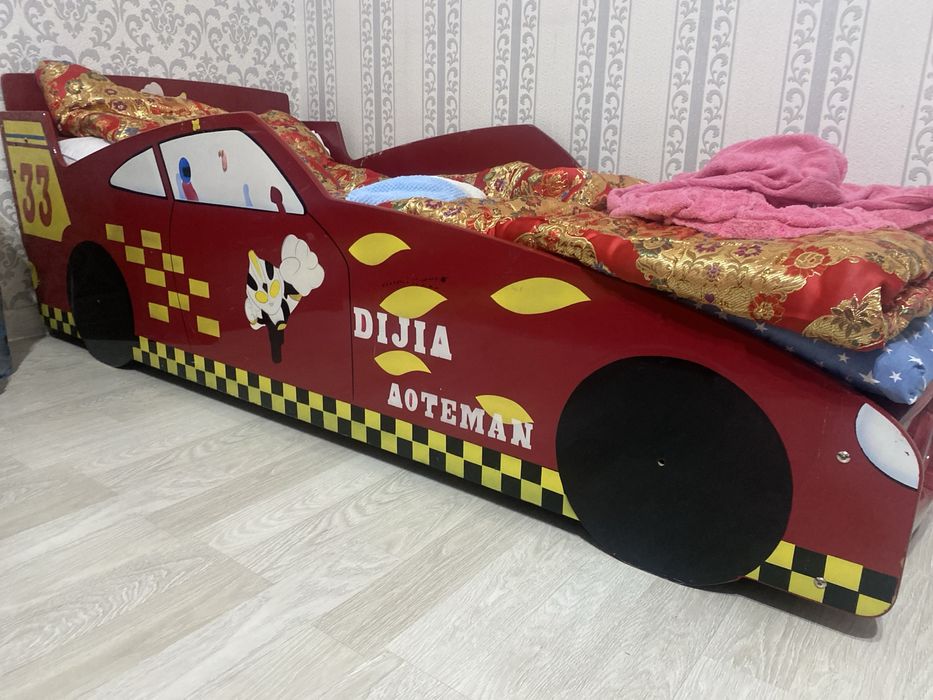 Кравать с матрасом в дизайне машина