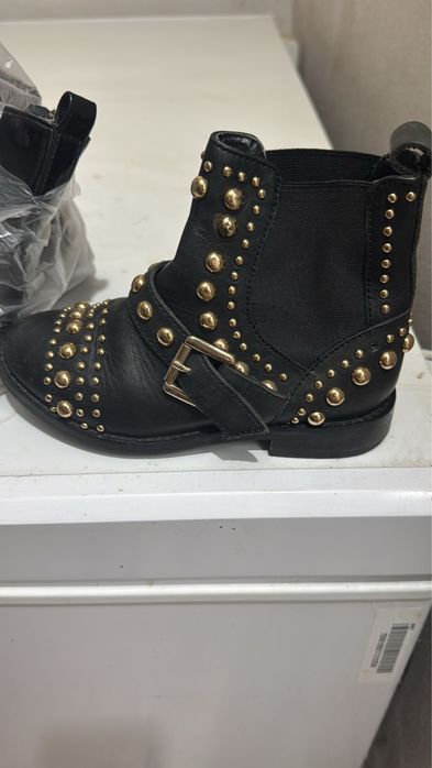 Ghete fetite Zara H&M si Matalan