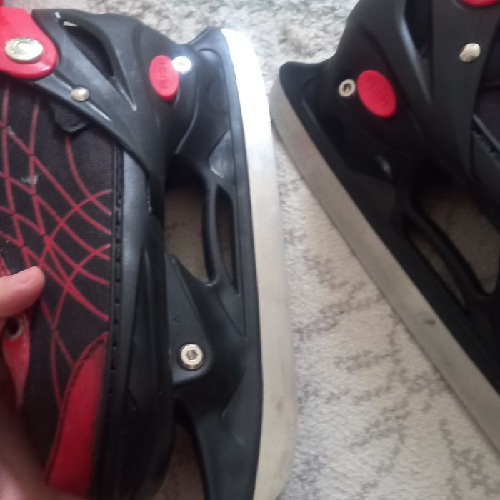 коньки красного цвета