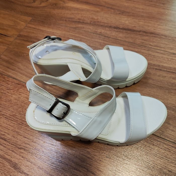 Чисто нови бели сандали и гуменкина промоцена 30 лв.