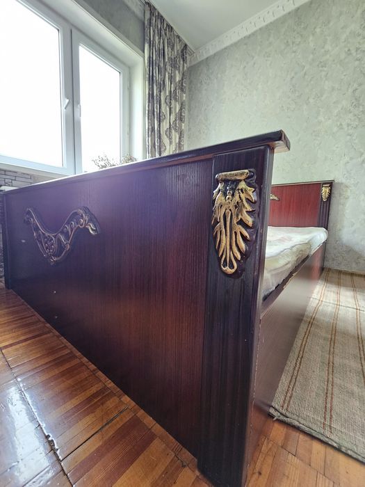 Двуспальная кровать деревянная (под темное дерево) с орнаментом и матр