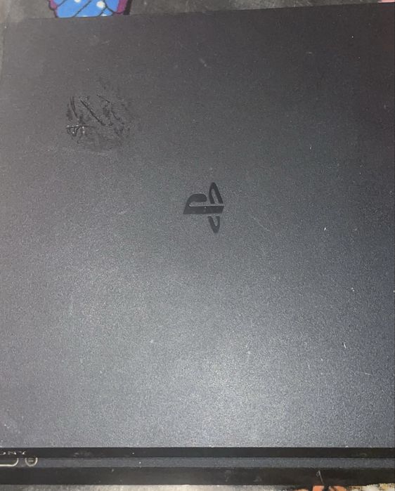 Vand PS4 plus cablu de alimentare 2 console de la soni si un joc knack