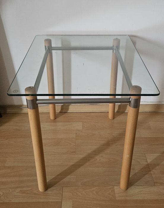 Холна стъклена масичка