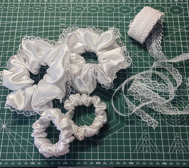 Скрънчи, дантела и сатен