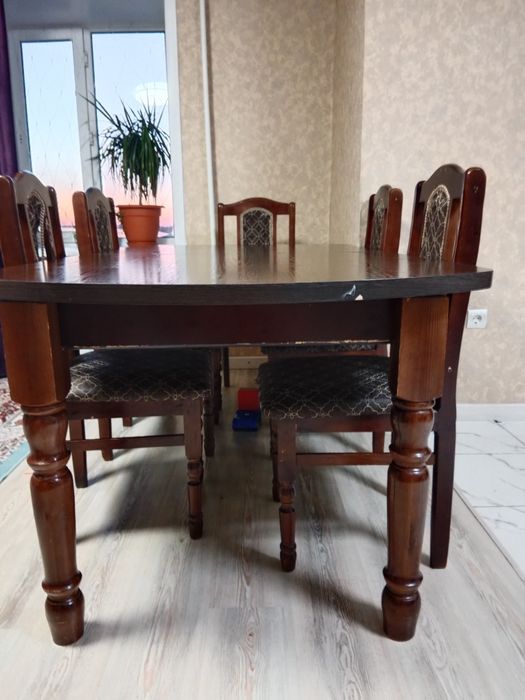 Продам кухонный стол со 4 стульями