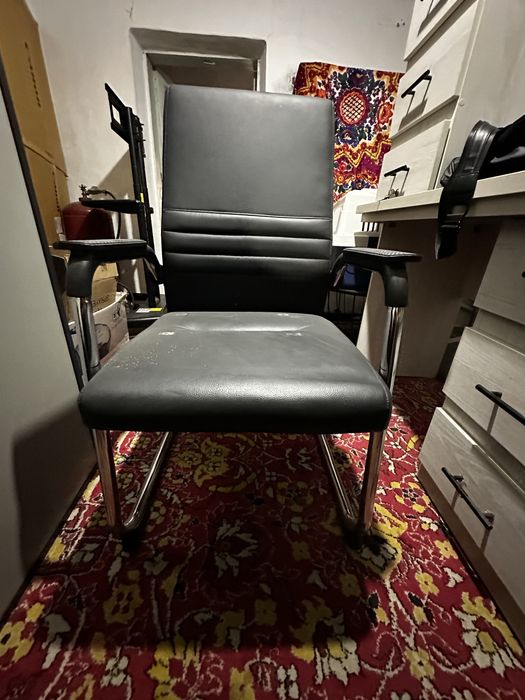 Продается письменый стол в хорошим состоянием Срочно