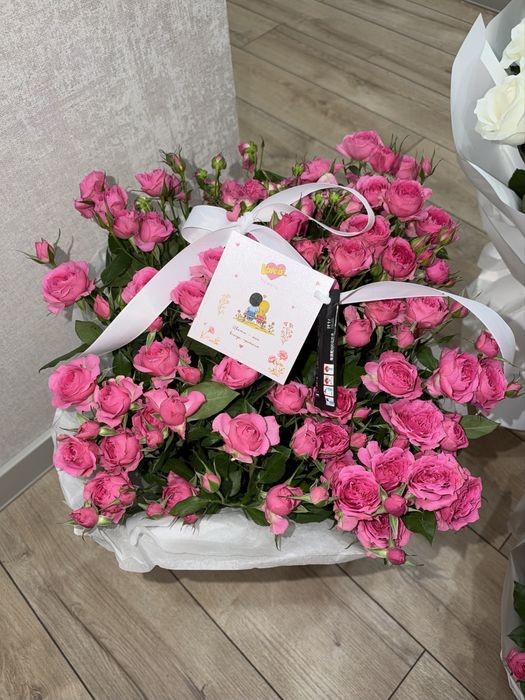 Нежные кустовые розы в коробке