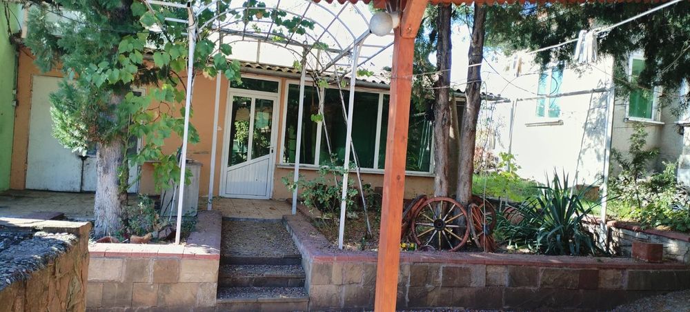 Продавам къща с производствена база.