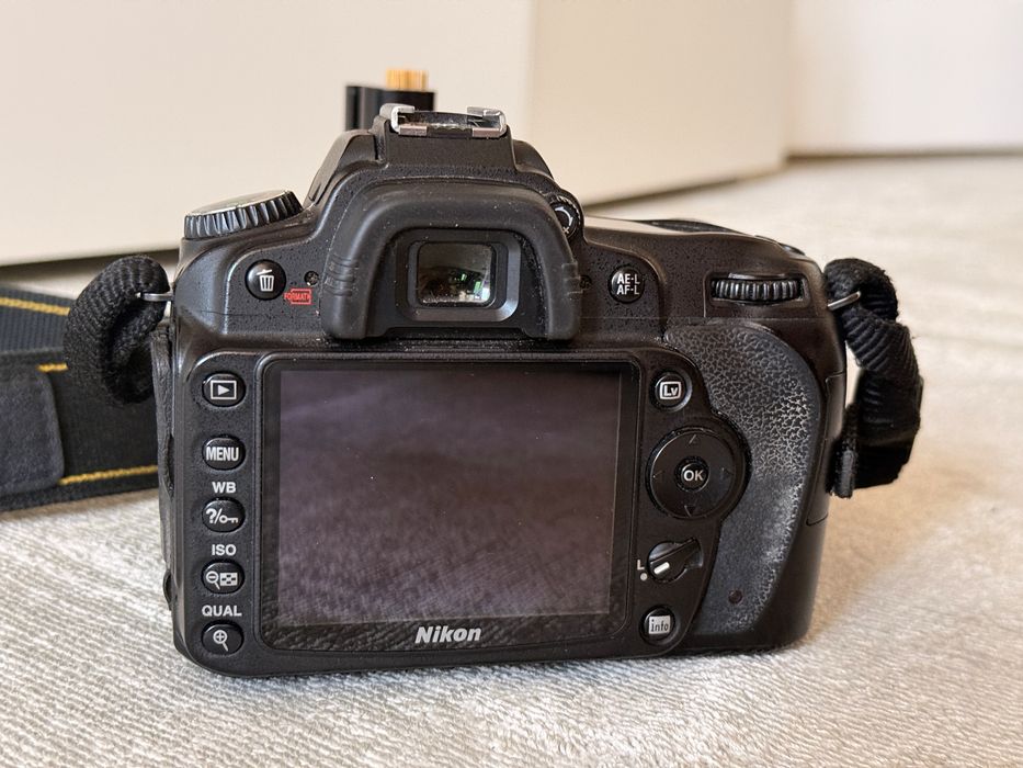Nikon D90 + grip si Nikon 50 mm f1.8 D