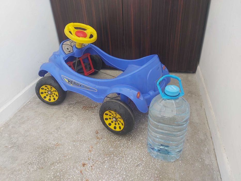 Masinuta cu pedale pt copiii cu varsta cuprinsa intre 2 si maxim 5 ani