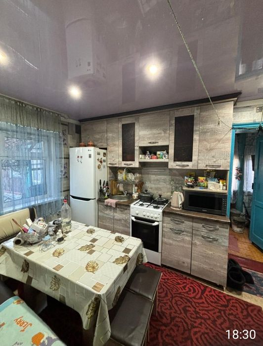 Два дома на одной ограде