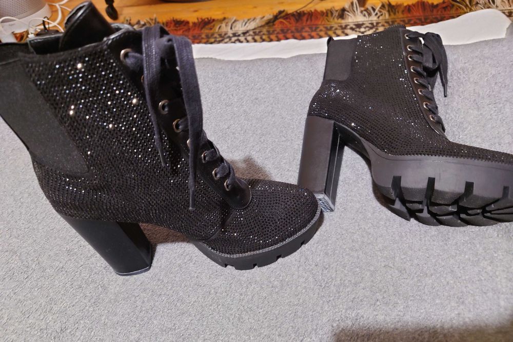 Боти със декорация от черни кристали 38