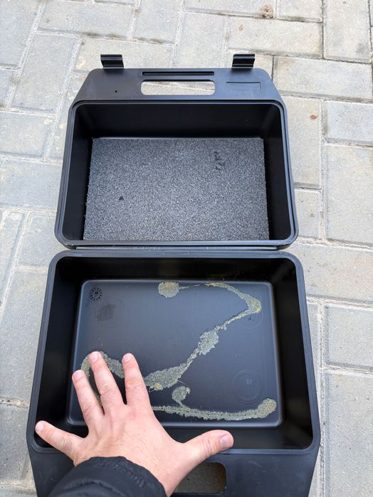 Твърда кутия с дръжка