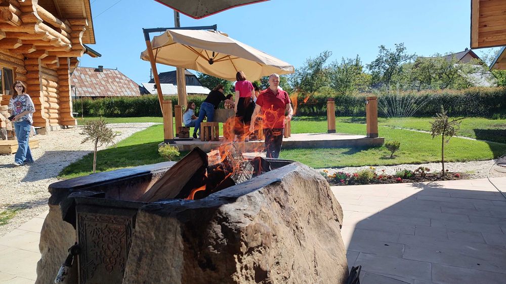 LIBER CRACIUN, REV, Cabana lemn rotund cu ciubar Bucovina Chalet de in