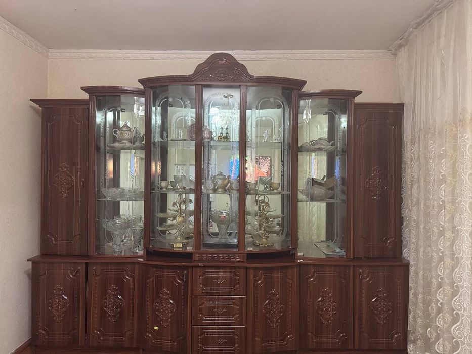 Zal uchun stenka sotiladi