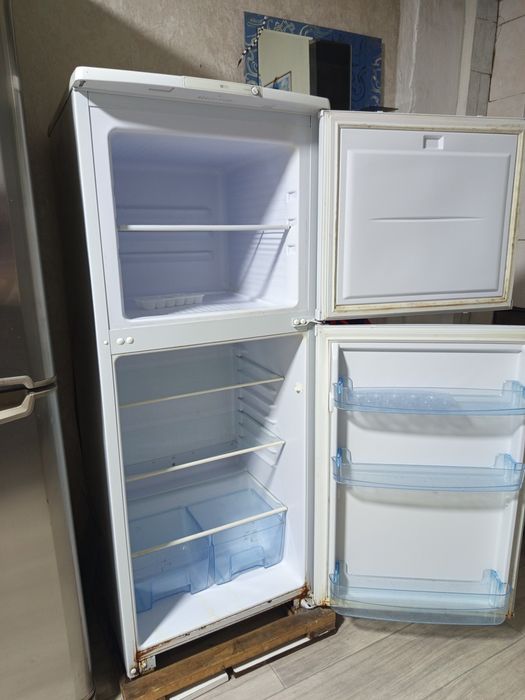 Продам 2 холодильникке indezit и Бирюса