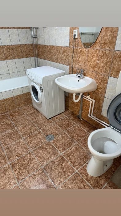 Inchiriez  casa la curte