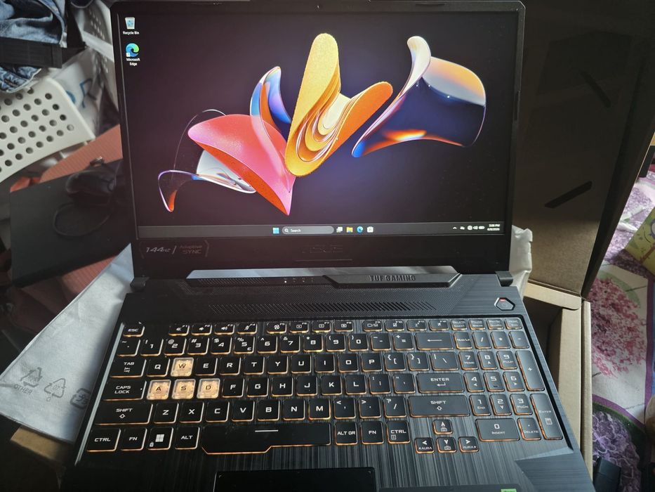 Vând urgent laptop si telefon
