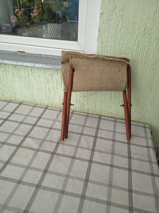 Стулья разные.пуфик