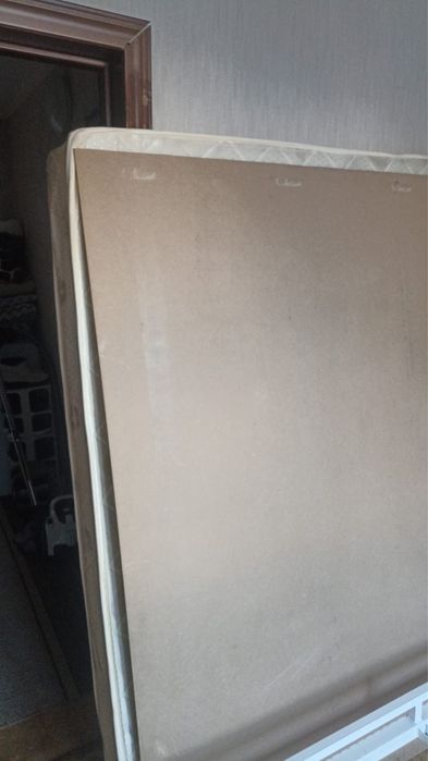 Продам двухспальнюю кровать с матрацем