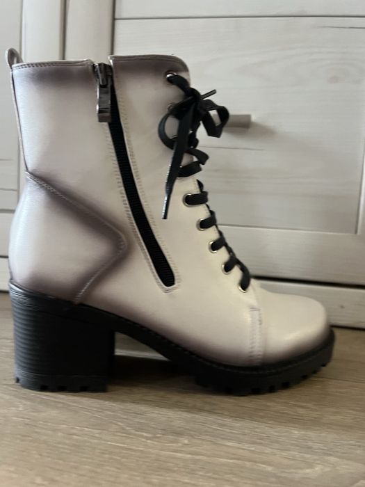 Дамски боти в бяло