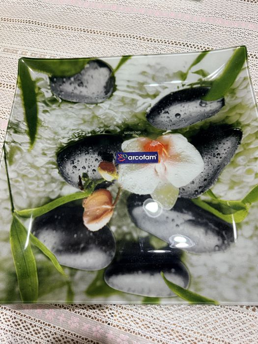 Тортовница с тарелками