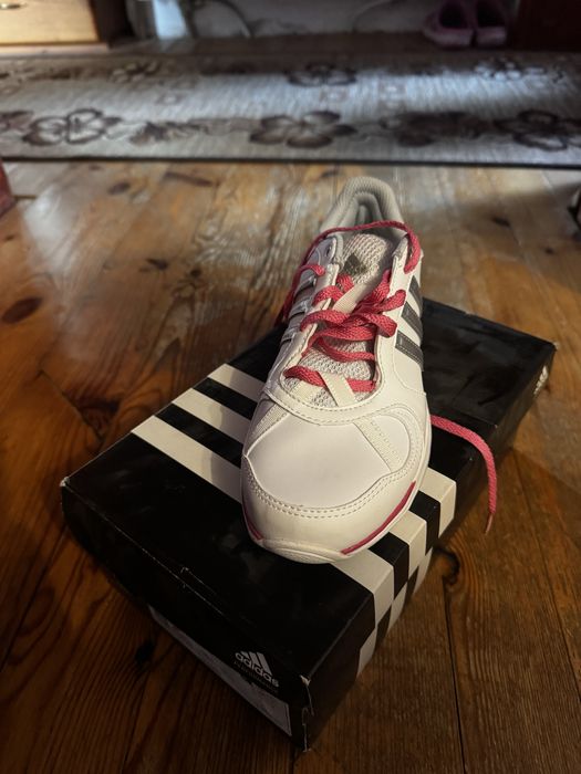 Чисто нови маратонки adidas. 36 2/3 номер , купувани са от Англия , от магазин adidas.