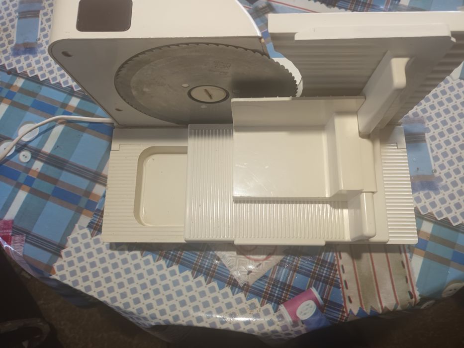 Електрическа машинка за колбаси и хляб