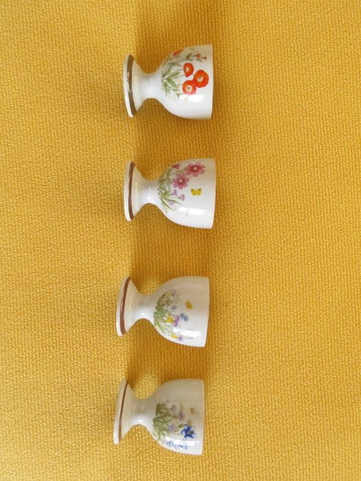 Set 4 suporturi pentru ou, imprimate cu motive florale