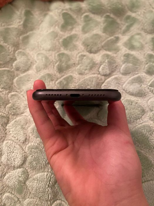 Продаю айфон 11 .