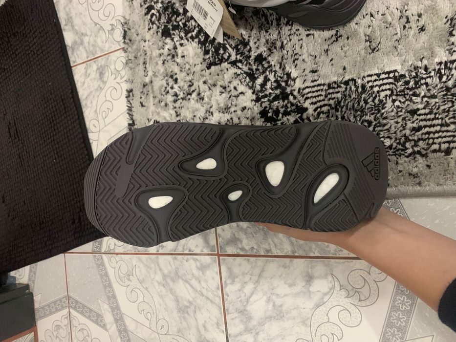 Adidas yezzy 700 MNVN noi cu eticheta fara cutie marimea 40 2/3!