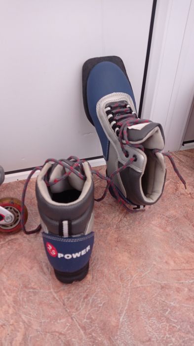 Продам: лыжные ботинки, ролики, лыжи