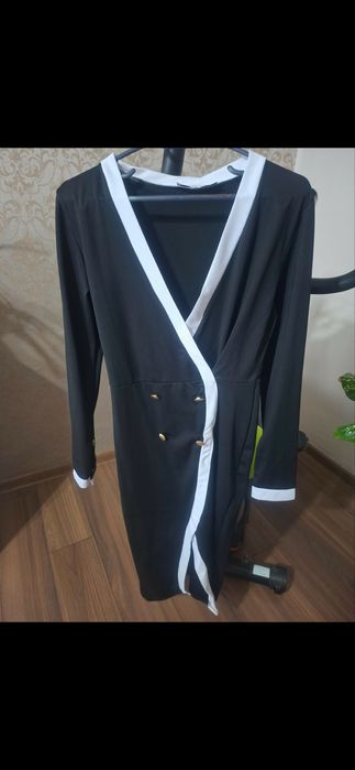 „Чисто нови елегантни дамски рокли размер M“