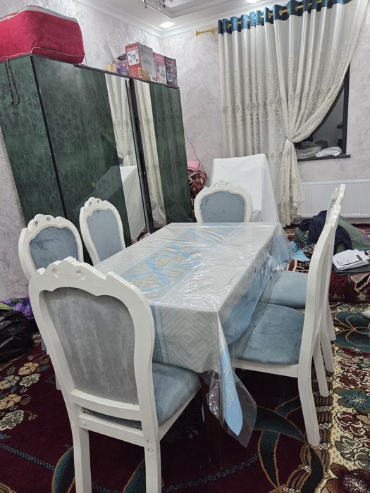 Хитойда ишлаб чикилган стул ва стол сотилади