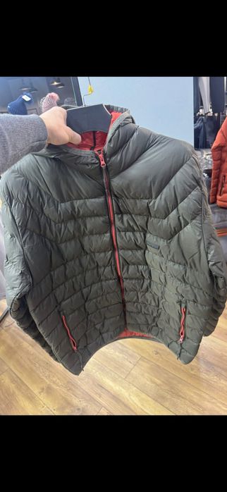 В продаже мужские куртки