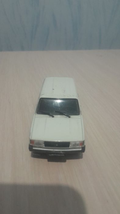 Модель трактора и легковой машина .