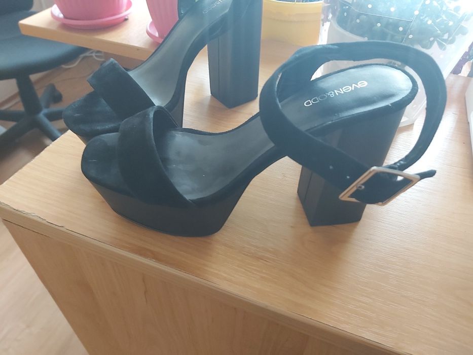 Елегантни обувки на платформа естествена кога