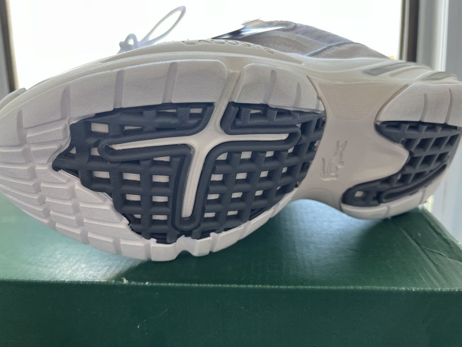 Продам кроссовки новые