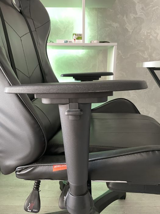 Продается игровое кресло