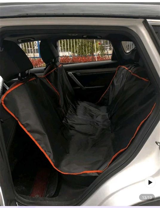 Протектор за задна седалка на автомобил за кучета.